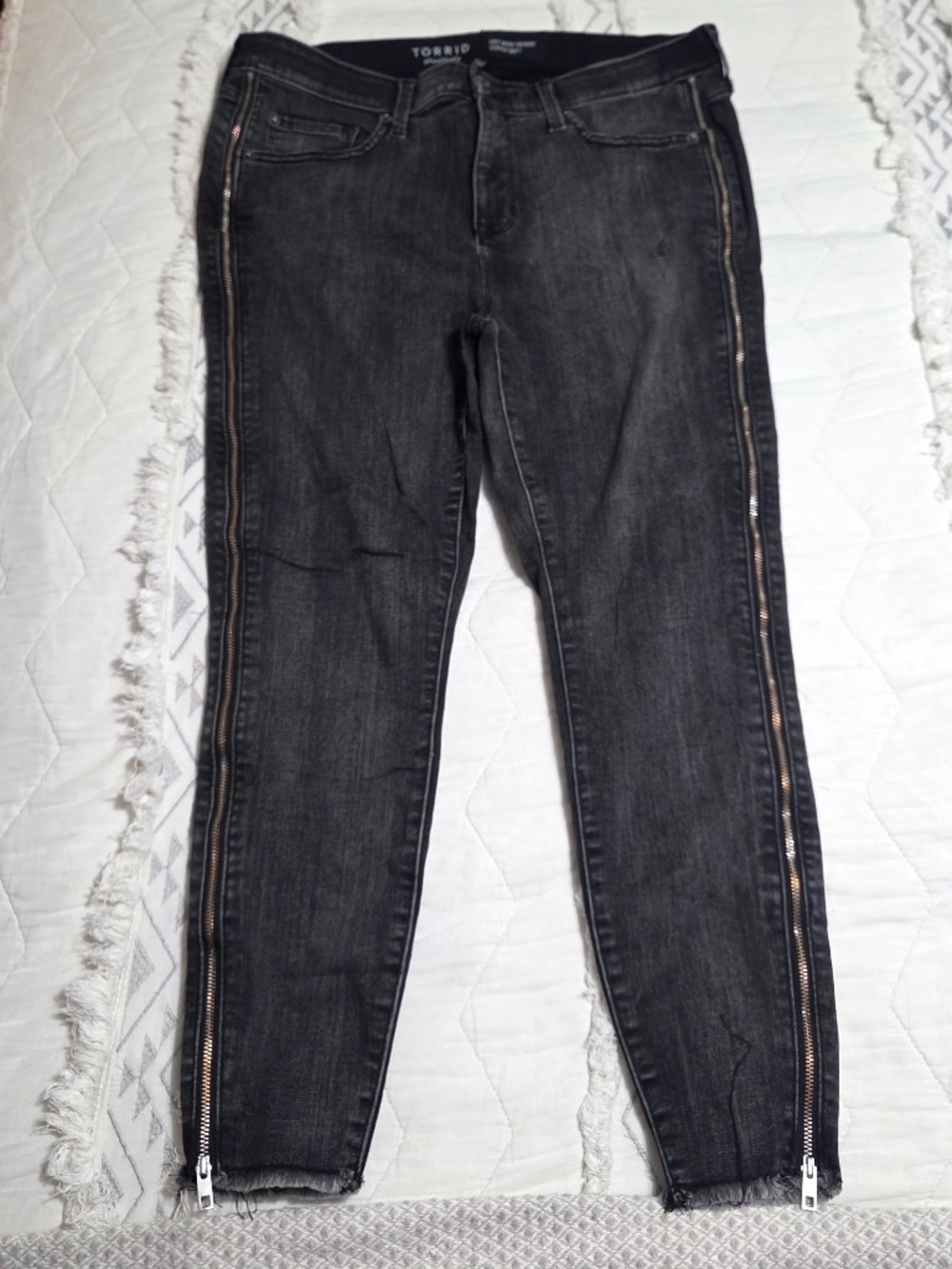 Torrid Women Black Acid Wash Sky High Skinny Super Soft Jeans Size 12 Short